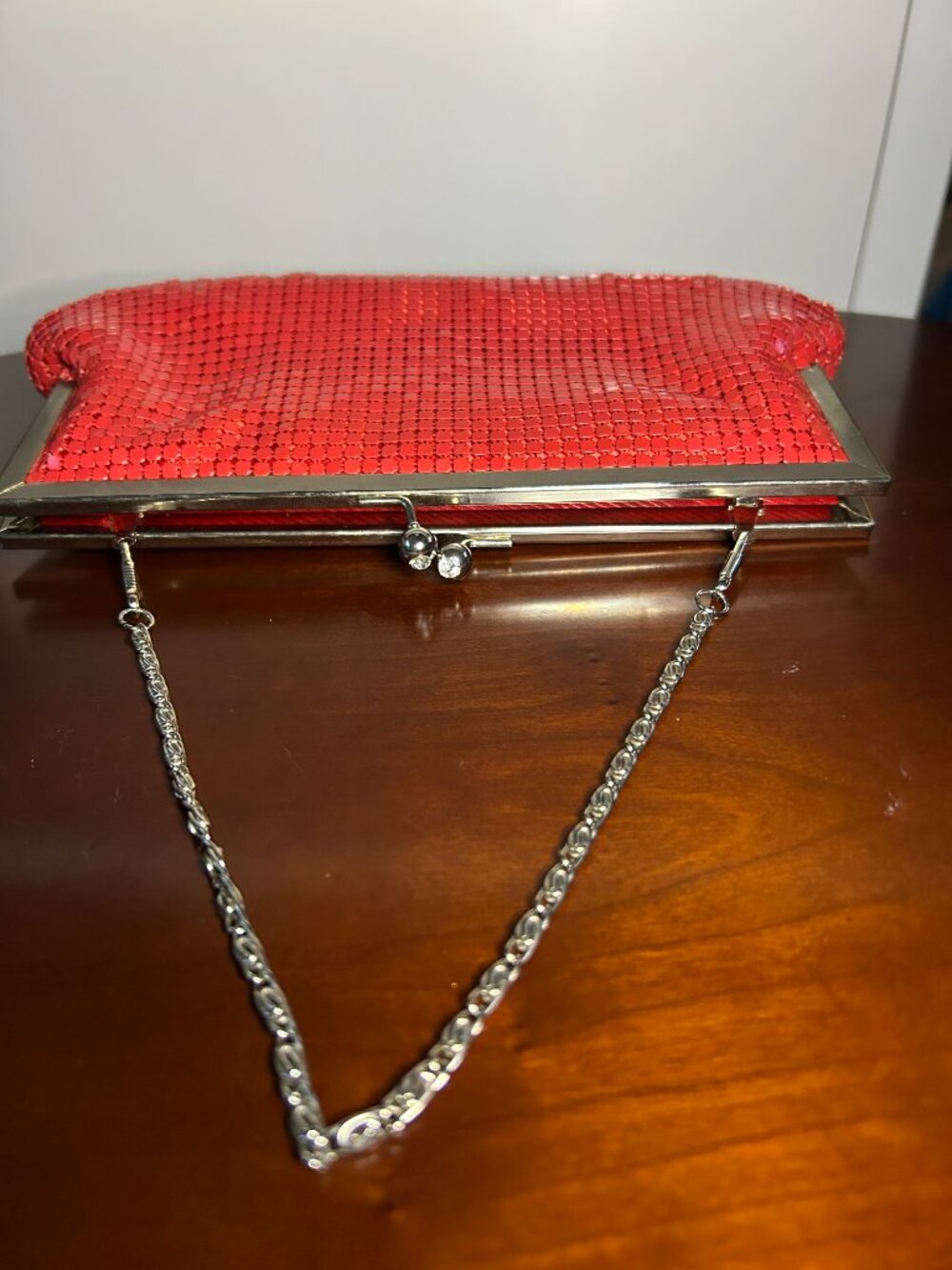 Vintage Red Metal Mesh Evening Bag | Chain Strap Kiss Lock Clutch | Retro Party - Picture 3 of 4